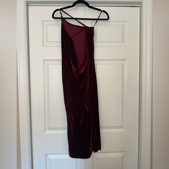 One shoulder velvet burgundy midi dress - Picture 2 of 2